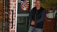 Der neue Bücherschrank sieht doch gut aus. Bürgermeister Knut Morgenroth präsentierte die frühere Telefonzelle nach der Beklebung. In der Nähe des Bürgerhauses soll der Bücherschrank bald platziert werden. Der neue Bücherschrank sieht doch gut aus. Bürgermeister Knut Morgenroth präsentierte die frühere Telefonzelle nach der Beklebung. In der Nähe des Bürgerhauses soll der Bücherschrank bald platziert werden.