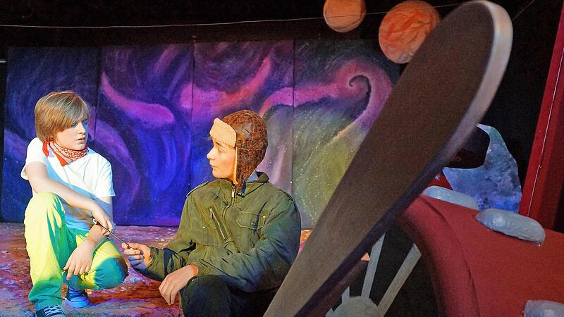 Nach dem Absturz seines Flugzeuges trifft der Pilot (Maximilian F&ouml;rst, rechts) auf den kleinen Prinzen (Justus Basler, links). Eine Begegnung, die nicht nur sein Leben ver&auml;ndern wird.