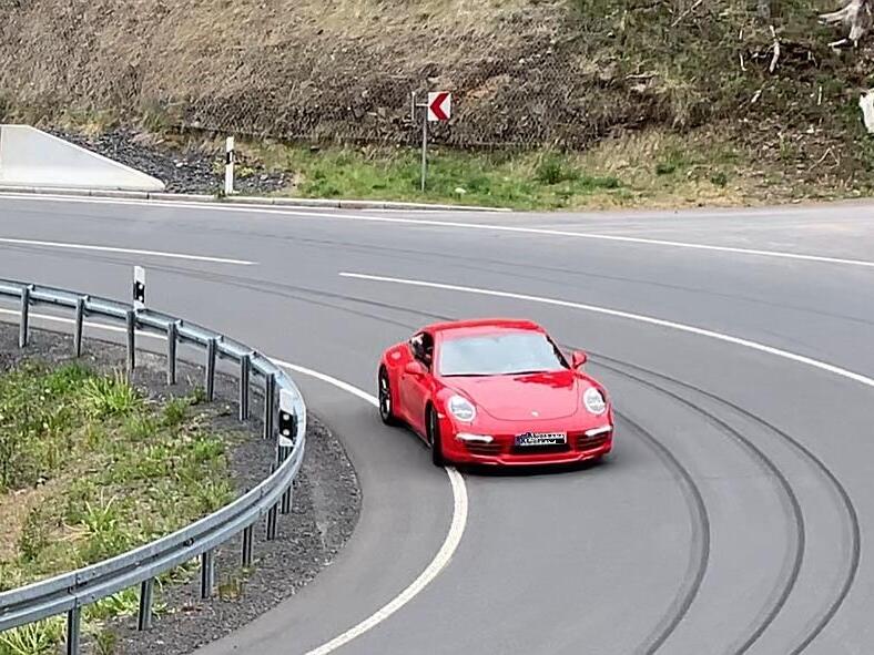 Vielmehr sei es die Fahrweise anderer Verkehrsteilnehmer (Beifahrer im Porsche zeigt den Stingefinger), die brenzlige Situationen provoziere. Vielmehr sei es die Fahrweise anderer Verkehrsteilnehmer (Beifahrer im Porsche zeigt den Stingefinger), die brenzlige Situationen provoziere.