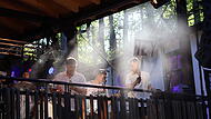 Eine verrauchte B&uuml;hne am Forchheimer Annafest. Aufgrund der hohen Waldbrandgefahr ist das Rauchen auf dem Annafest derzeit verboten.