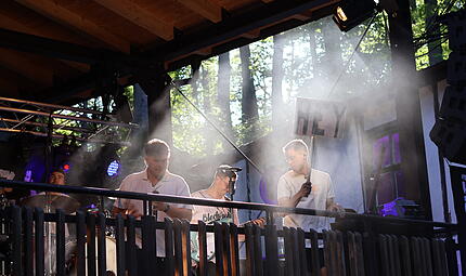 Eine verrauchte B&uuml;hne am Forchheimer Annafest. Aufgrund der hohen Waldbrandgefahr ist das Rauchen auf dem Annafest derzeit verboten.