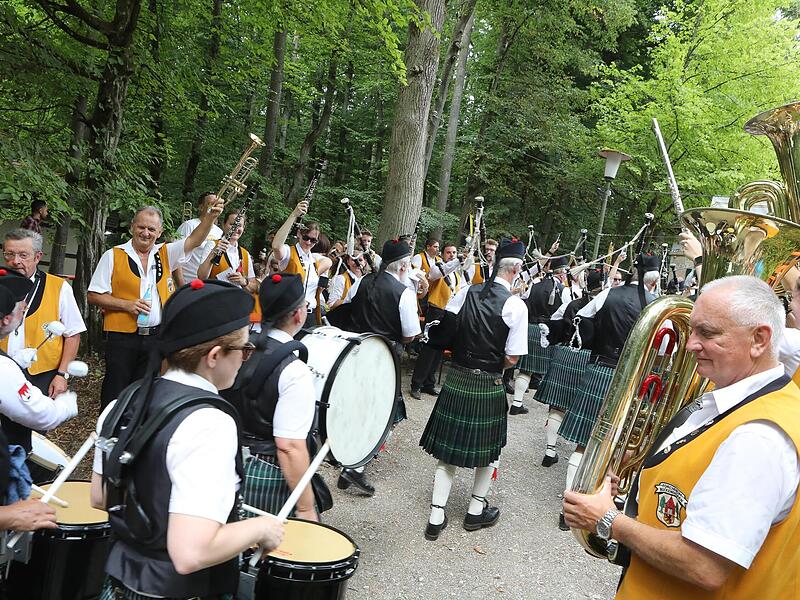 Bergauf keine leichte Sache für die Festzug-Musiker: Hier feuern die Spieler des Musikvereins Forchheim-Buckenhofen die Pipe-Band an.Forchheim & Fränkische Schweiz