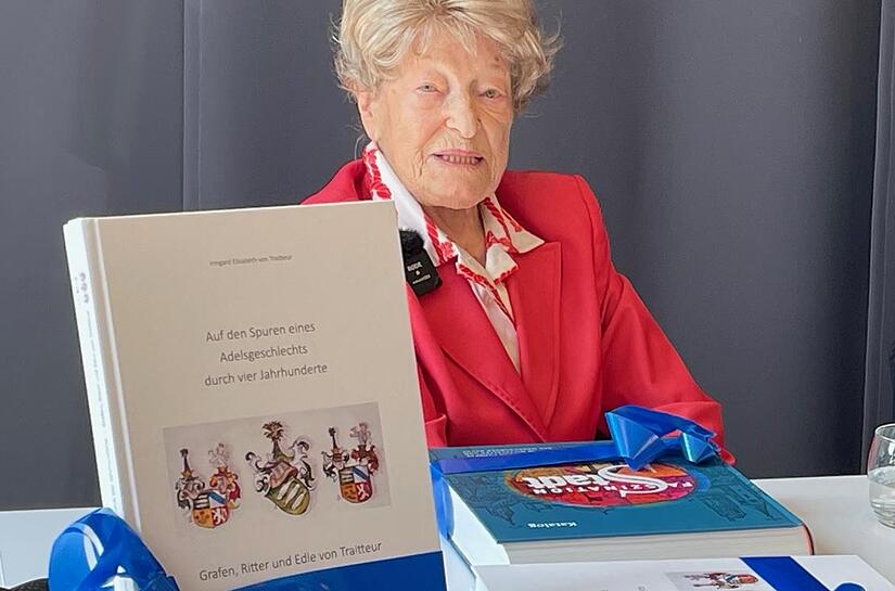 Nicht nur wegen des Inhalts, sondern auch der Qualität der Bilder und Dokumente geschuldet, bringt es die Familiensaga der Traitteurs auf ein Kilogramm. Herausgeberin ist Irmgard v. Traitteur.Forchheim & Fränkische Schweiz Nicht nur wegen des Inhalts, sondern auch der Qualität der Bilder und Dokumente geschuldet, bringt es die Familiensaga der Traitteurs auf ein Kilogramm. Herausgeberin ist Irmgard v. Traitteur.Forchheim & Fränkische Schweiz