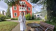 Prof. Dr. Claudia Mehler-Wex, Chefärztin und Ärztliche Direktorin der Hemera-Klinik in Bad Kissingen im Park der Klinik.