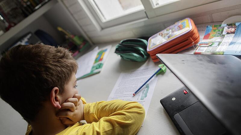 Die Grünen fordern, das Sitzenbleiben in Schulen abzuschaffen.