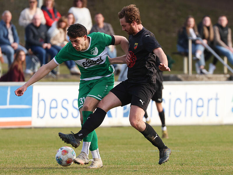 Hier wird Friesens Dustin Renk (gr&uuml;n)  von Stullendorfs Niklas Griebel gestoppt - in der Folgezeit erzielt Renk noch zwei Treffer f&uuml;r sein Team.
