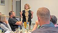 &bdquo;Ein Plakat allein bringt nichts&ldquo;: Die Jugendbeauftragte Heidi Milke-Erlwein stellt dem Gemeinderat ein Konzept vor, das Werte wie Respekt, Fairness und Toleranz durch die Zusammenarbeit von Vereinen, Schule, Kita und weiteren Einrichtungen im All...