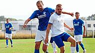 Der Hirschaider Jannik Bickel (rechts) im Zweikampfduell im Mittelfeld mit dem Rattelsdorfer Tobias Hennemann. sportpress