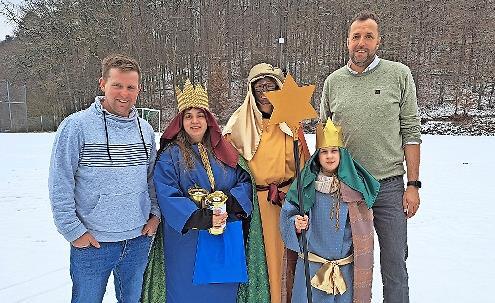 Die Heiligen Drei Könige mit dem Stettfelder CSU-Vorsitzenden Felix Frankenstein (links) und dem Bürgermeisterkandidaten Udo Busch. Die Heiligen Drei Könige mit dem Stettfelder CSU-Vorsitzenden Felix Frankenstein (links) und dem Bürgermeisterkandidaten Udo Busch.