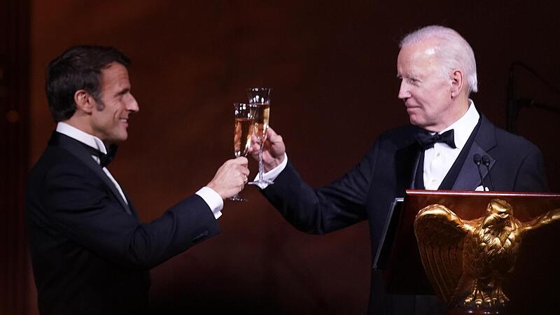 Ein Prosit im Wei&szlig;en Haus: Joe Biden (rechts), Pr&auml;sident der USA, und der franz&ouml;sische Pr&auml;sident Emmanuel Macron sto&szlig;en bei einem Toast w&auml;hrend eines Staatsdinners an.