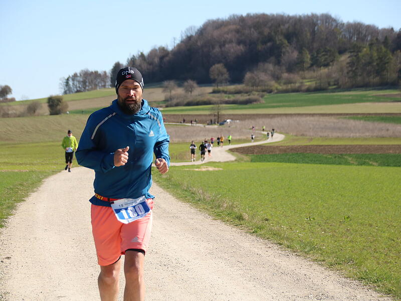 Strahlender Sonnenschein, aber nur niedrige Plusgrade erwartete die L&auml;ufer beim 19. Obermain-Marathon rund um Bad Staffelstein. Die Marathon-Strecke f&uuml;hrte wieder an den beiden Wahrzeichen der Kurstadt, dem Kloster Banz und der Basilika Vierzehnheiligen vorbei.