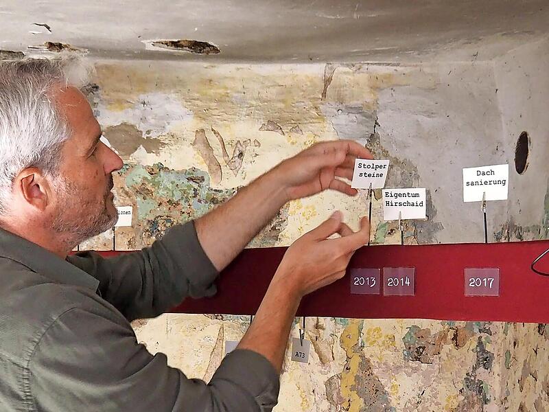 Ein Zeitstrahl zur Geschichte des Hauses wurde von Jörg Leibinger in der ehemaligen Wohnstube aufgebaut.