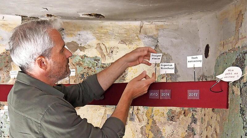 Ein Zeitstrahl zur Geschichte des Hauses wurde von J&ouml;rg Leibinger in der ehemaligen Wohnstube aufgebaut.