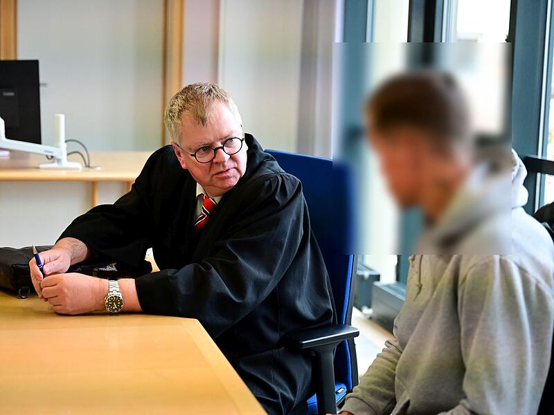 Rechtsanwalt Thomas Gärtner aus Bamberg und der Angeklagte