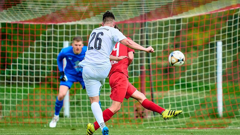 Volle Pulle: Anton Gnerlich und der FSV Erlangen-Bruck kamen mit der Belastung eines Samstags- und Montagsspiels bestens zurecht. Der Landesligist traf sieben Mal und fuhr sechs Punkte ein.