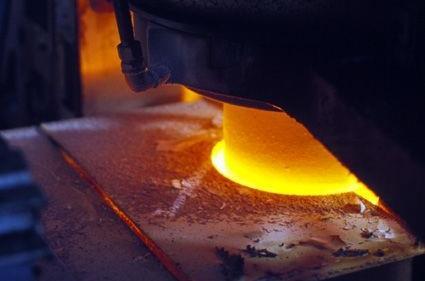 Blick auf eine Maschine bei Gerresheimer in Tettau: Glasproduktion gehört zu den energieintensiven Industrien. Die Bundesregierung hat ein Strompreis-Entlastungspaket für die deutsche Industrie beschlossen. Blick auf eine Maschine bei Gerresheimer in Tettau: Glasproduktion gehört zu den energieintensiven Industrien. Die Bundesregierung hat ein Strompreis-Entlastungspaket für die deutsche Industrie beschlossen.