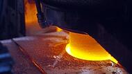 Blick auf eine Maschine  bei  Gerresheimer in Tettau: Glasproduktion gehört zu den energieintensiven Industrien. Die Bundesregierung hat ein Strompreis-Entlastungspaket für die deutsche Industrie beschlossen.