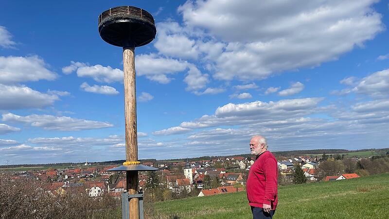 Klaus Küffner aus Walsdorf im Kreis Bamberg vor seinem selbstgebauten Storchennest