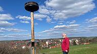 Klaus Küffner aus Walsdorf im Kreis Bamberg vor seinem selbstgebauten Storchennest