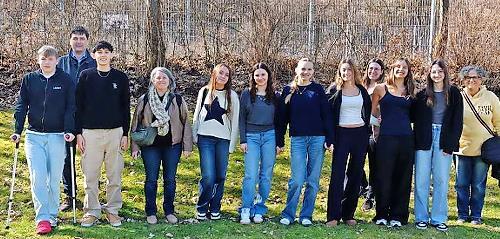 Deutsch-argentinisches Treffen auf grünem Rasen. Neben den bereits genannten Schülern sind auch die argentinischen Lehrkräfte Alejandra Obermeier (mittig) und Natalia Montini (stellvertretende Schulleitung; rechts im Bild), sowie Peter Rottmann (2... Deutsch-argentinisches Treffen auf grünem Rasen. Neben den bereits genannten Schülern sind auch die argentinischen Lehrkräfte Alejandra Obermeier (mittig) und Natalia Montini (stellvertretende Schulleitung; rechts im Bild), sowie Peter Rottmann (2...