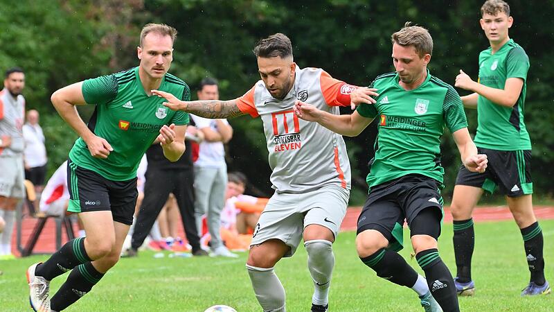 Der N&uuml;rnberger Deniz Arici wei&szlig; sich gegen die Neunkirchener Philipp Ritter (li.) und Tobias Kreis  zu behaupten.Forchheim & Fr&auml;nkische Schweiz