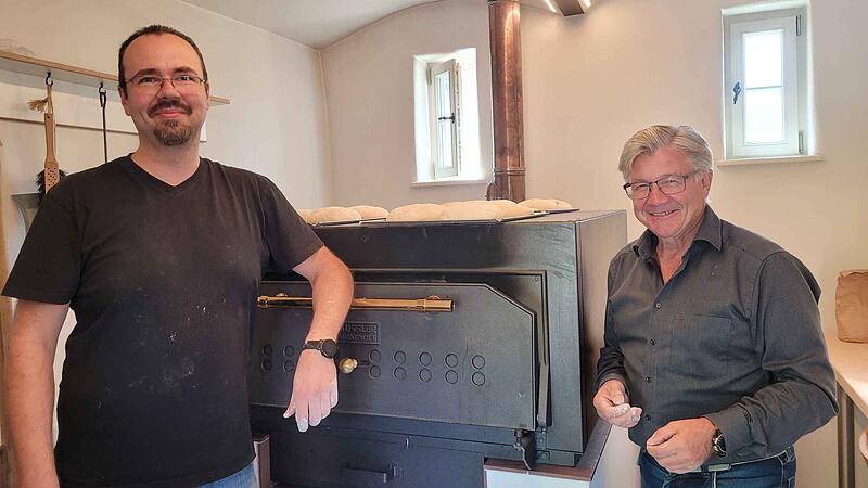 Verantwortlicher Brotb&auml;cker Christian Rauscher (links) und zweiter B&uuml;rgermeister Peter Deusel machen sich bereit, das Brot in den Ofen zu schieben.