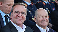 ARCHIV - 04.09.2024, Schleswig-Holstein, Todendorf: Bundeskanzler Olaf Scholz (r, SPD) und Boris Pistorius (SPD), Bundesminister der Verteidigung, bei der feierlichen Indienststellung des Luftverteidigungssystems IRIS- T SLM in der Kaserne Todendorf.  (zu dpa: «Scholz erwartet trotz schwacher Umfragewerte zweite Amtszeit») Foto: Christian Charisius/dpa +++ dpa-Bildfunk +++