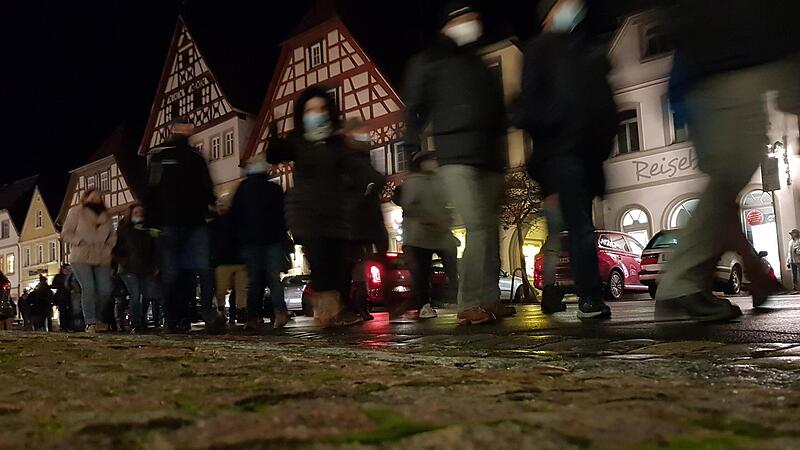 Sie durften durch die Stadt ziehen in Ebern, denn kurzfristig fand sich am Abend ein Versammlungsleiter, ein junger Mann aus dem Nachbarlandkreis Bamberg. Auch die Route über Marktplatz, an Krankenhaus und Realschule vorbei, war genau abgesprochen worden. Damit war dem Gesetz in der Demokratie genüge getan. Sie durften durch die Stadt ziehen in Ebern, denn kurzfristig fand sich am Abend ein Versammlungsleiter, ein junger Mann aus dem Nachbarlandkreis Bamberg. Auch die Route über Marktplatz, an Krankenhaus und Realschule vorbei, war genau abgesprochen worden. Damit war dem Gesetz in der Demokratie genüge getan.