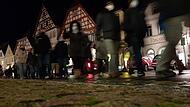 Sie durften durch die Stadt ziehen in Ebern, denn kurzfristig fand sich am Abend ein Versammlungsleiter, ein junger Mann aus dem Nachbarlandkreis Bamberg. Auch die Route über Marktplatz, an Krankenhaus und Realschule vorbei, war genau abgesprochen worden. Damit war dem Gesetz in der Demokratie genüge getan. Sie durften durch die Stadt ziehen in Ebern, denn kurzfristig fand sich am Abend ein Versammlungsleiter, ein junger Mann aus dem Nachbarlandkreis Bamberg. Auch die Route über Marktplatz, an Krankenhaus und Realschule vorbei, war genau abgesprochen worden. Damit war dem Gesetz in der Demokratie genüge getan.