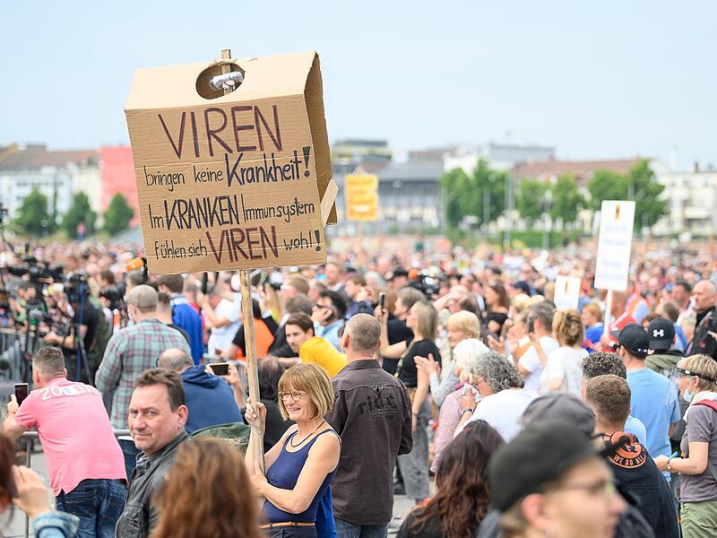 Experte Marius Raab über den Covid-Bezug vieler Verschwörungstheorien: „Die Pandemie löst bei den Menschen einen großen Erklärungsbedarf aus“.Forchheim & Fränkische Schweiz Experte Marius Raab über den Covid-Bezug vieler Verschwörungstheorien: „Die Pandemie löst bei den Menschen einen großen Erklärungsbedarf aus“.Forchheim & Fränkische Schweiz