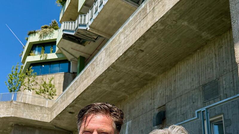Tomas Kaiser und Miriam Wiese auf dem Bergpfad des Flakbunkers