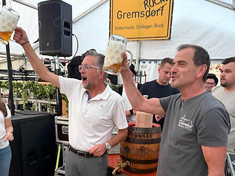Ein Prosit auf kurzweilige Kerwastage in Neuhaus.