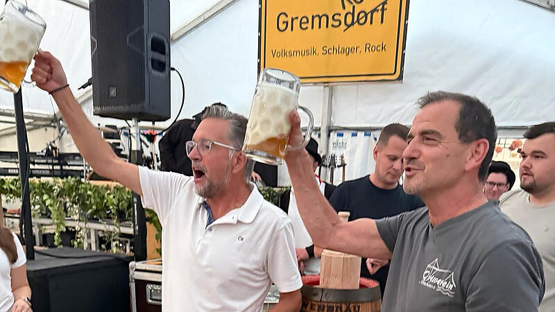 Ein Prosit auf kurzweilige Kerwastage in Neuhaus.Forchheim & Fränkische Schweiz Ein Prosit auf kurzweilige Kerwastage in Neuhaus.