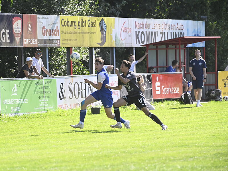 Ketschendorfs Trainer Jonas Kr&uuml;ger (rechts im Hintergrund) beobachtet eine Szene im Spiel beim SV Bosporus.
