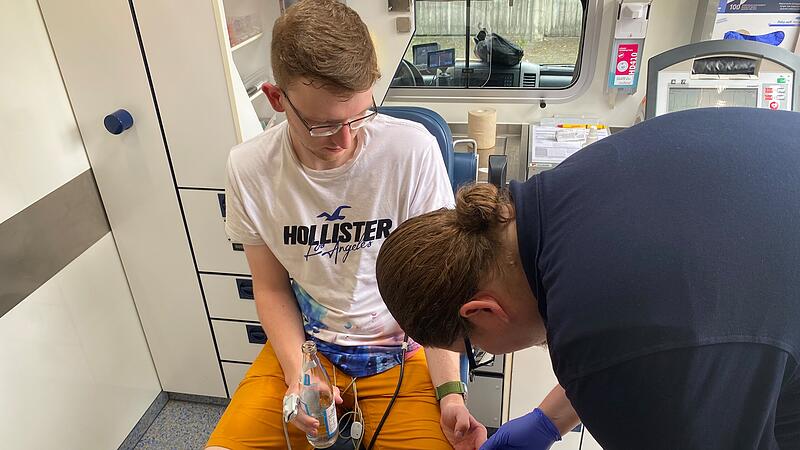 Auch nach dem Experiment ist ein umfangreicher Check notwendig. Hier wird gerade die Sauerstoffs&auml;ttigung mittels Bluttest untersucht.