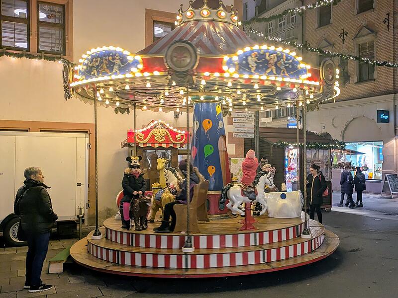 Ein nostalgisches Kinderkarussel hinter dem Alten Rathaus wartet auf die Kleinen
