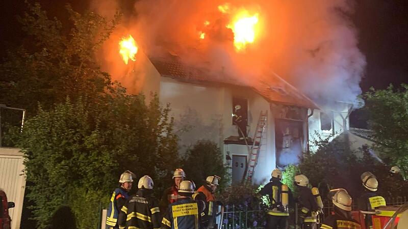 Lichterloh brannt das Wohnhaus einer Familie in der Nacht zum Mittwoch.