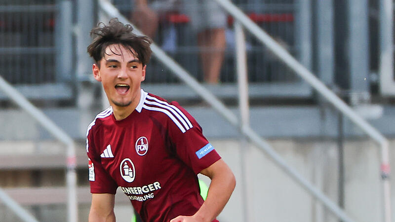 Dustin Forkel feiert einen Treffer.