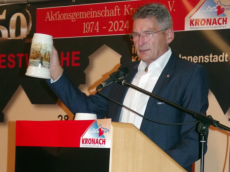 Stellvertretender AG-Vorsitzender Dietrich Denzner mit dem Jubiläumskrug