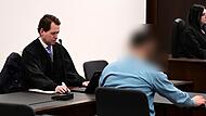 Der Sitzungssaal der 19. Strafkammer des Landgerichts Nürnberg-Fürth zu Beginn des Prozesses: Links Rechtsanwalt Marcus Fischer aus Erlangen und der Angeklagte aus Baiersdorf.