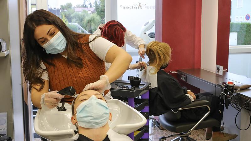 Eine der erleichterten Corona-Ma&szlig;nahmen: Durch 3G d&uuml;rfen nun auch Ungeimpfte negativ getestet wieder in den Friseursalon.Forchheim & Fr&auml;nkische Schweiz