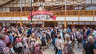 Ansturm aufs Bierfest am Donnerstag – im Stadel und darum herum waren Massen unterwegs.