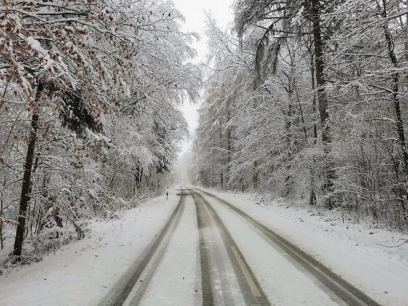 Obwohl die Mitarbeiter des Bauhofs hier bereits ger&auml;umt hatten lag zwischen Kleingesee und Biberach gegen Mittag bereits wieder eine rutschige Schneeschicht.