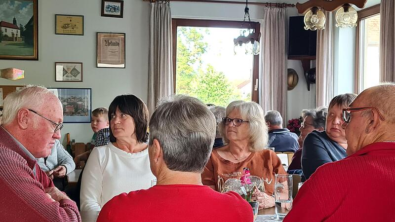 Zur letzten Sitzung der B&uuml;rgerinitiative waren 50 Personen gekommen. Der Gastraum des B&uuml;rgerhauses war voll.