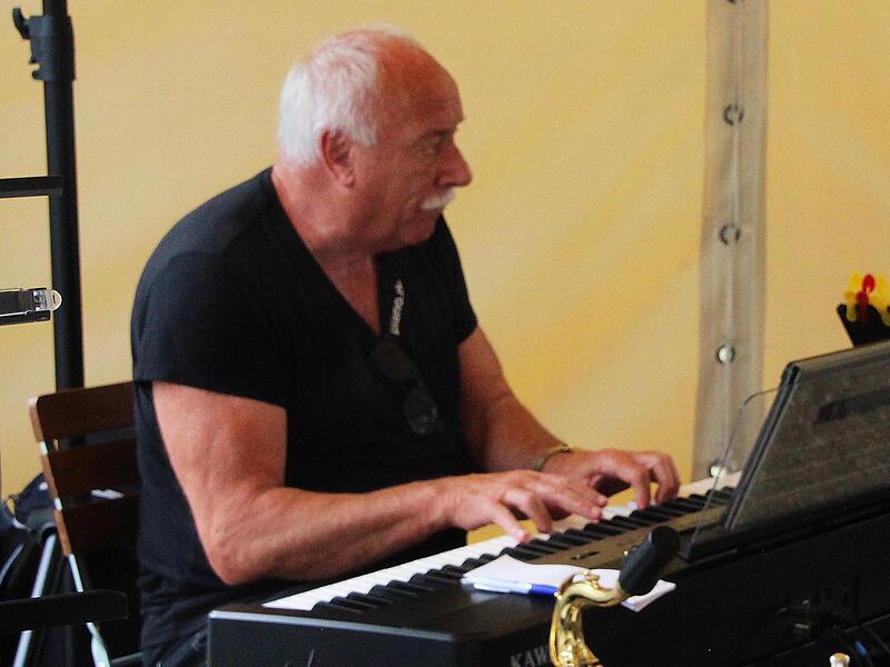 Peter Kleinhenz von der Piano-Bühne Reith ist leidenschaftlicher Jazzmusiker und greift wieder selbst in die Tasten.