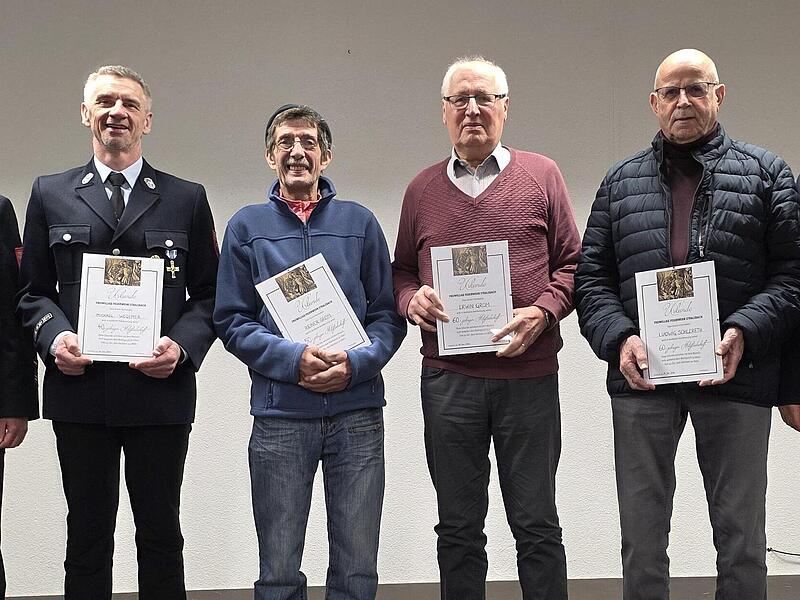 Langj&auml;hrige Mitglieder der Freiwilligen Feuerwehr Stralsbach sind bei der j&uuml;ngsten Jahreshauptversammlung geehrt worden: (von links) 1. Kommandant Christoph Kr&ouml;ckel, 40 Jahre ist Michael Wegemer dabei, 50 Jahre Reiner Grom, 60 Jahre sind Erwin Gro...