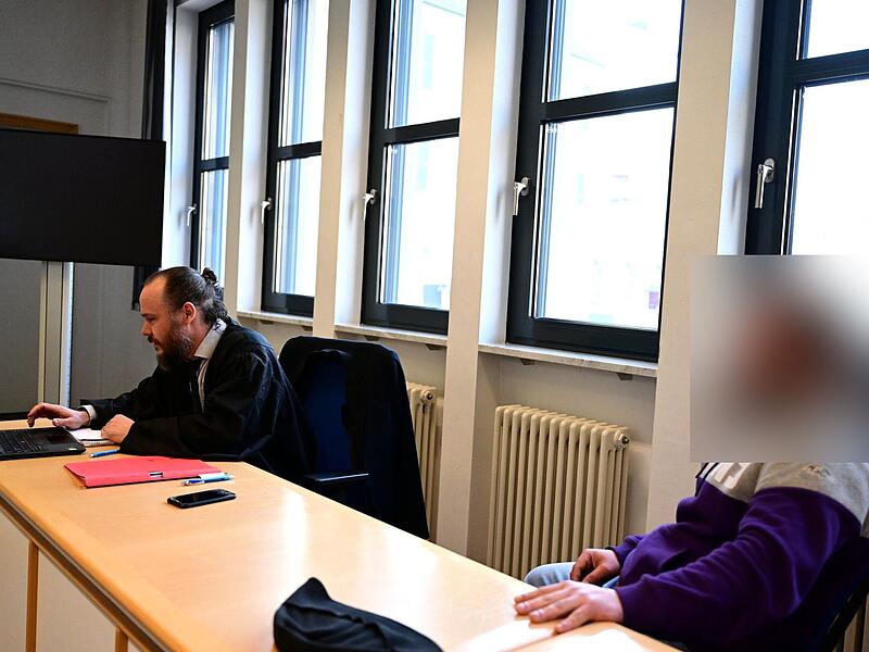 Amtsgericht Bamberg Häusliche Gewalt Crystal Meth Nervenklinik Rechtsanwalt Christian Barthelmes aus Bamberg und der Angeklagte im Gerichtssaal