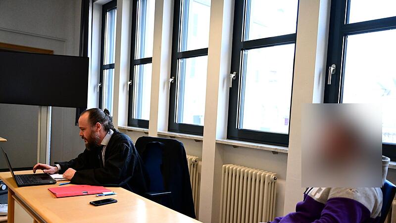 Rechtsanwalt Christian Barthelmes aus Bamberg und der Angeklagte im Gerichtssaal