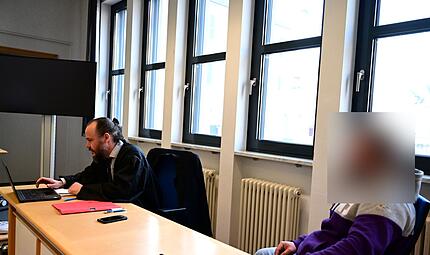 Rechtsanwalt Christian Barthelmes aus Bamberg und der Angeklagte im Gerichtssaal