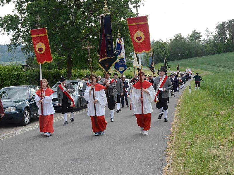 Ein stattlicher Festzug führte die Gautrachtenwallfahrt Oberfranken zum Gotteshaus St. Anna Haig. Ein stattlicher Festzug führte die Gautrachtenwallfahrt Oberfranken zum Gotteshaus St. Anna Haig.